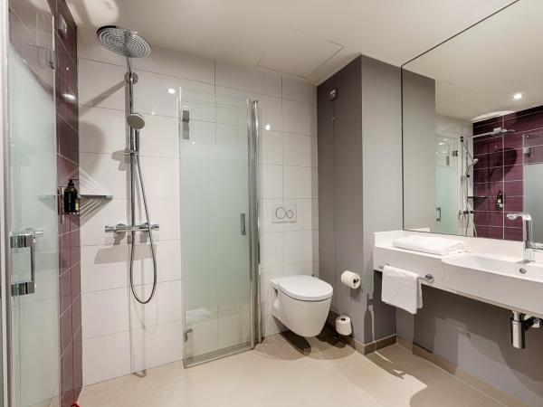 Premier Inn Hamburg City Klostertor : photo 3 de la chambre chambre lits jumeaux pour personnes à mobilité réduite