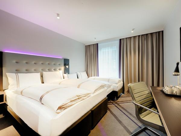 Premier Inn Hamburg City Klostertor : photo 1 de la chambre chambre familiale standard