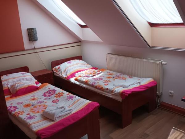 Pilóta Panzió : photo 2 de la chambre chambre lits jumeaux avec salle de bains privative
