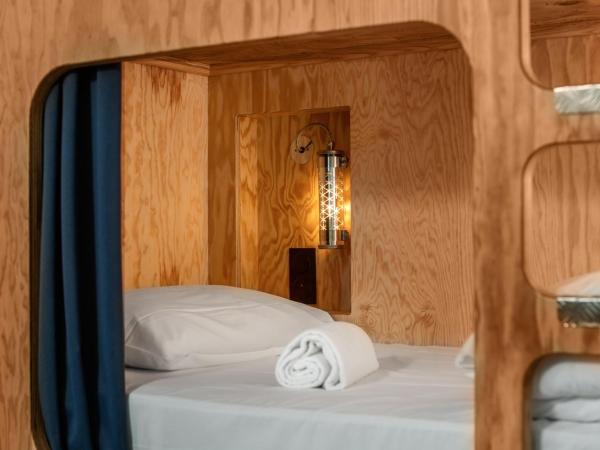 Eklo Montpellier Centre Gare : photo 2 de la chambre dortoir privé eklo pour 4 avec salle de bains