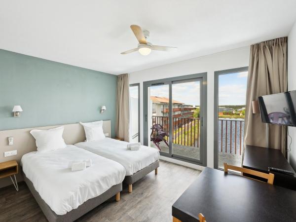 All Suites La Teste - Bassin d'Arcachon : photo 2 de la chambre appartement avec 1 lit double, 2 lits simples et canapé-lit