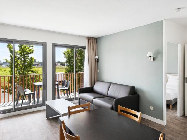 All Suites La Teste - Bassin d'Arcachon : photo 2 de la chambre appartement avec 2 lits simples et canapé-lit