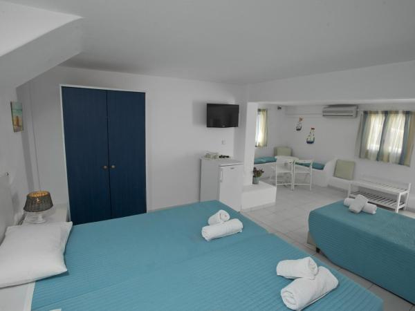 Villa Margarita : photo 3 de la chambre chambre triple - vue sur jardin