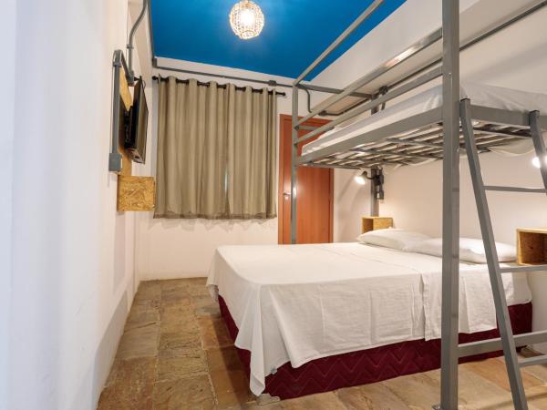 Local Hostel Manaus : photo 1 de la chambre chambre triple avec salle de bains