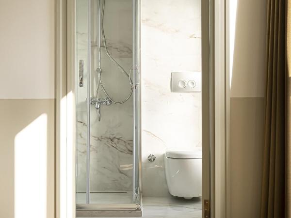 Ishak Pasa Palace by Signature Hotels : photo 10 de la chambre suite junior avec balcon - vue sur mer