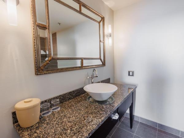 Travelodge by Wyndham Quebec City Hotel & Convention Centre : photo 5 de la chambre suite lit king-size exécutive - non-fumeurs