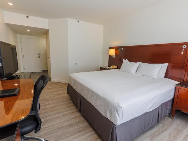 Travelodge by Wyndham Quebec City Hotel & Convention Centre : photo 1 de la chambre chambre lit king-size - accessible aux personnes à mobilité réduite - non-fumeurs