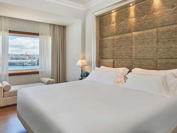 NH Collection A Coruña Finisterre : photo 7 de la chambre suite avec lit d'appoint et vue sur mer (2 adultes + 2 enfants)