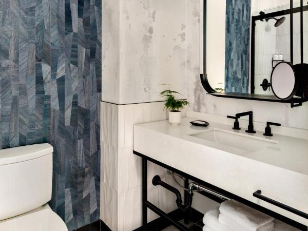 Kimpton Hotel Theta, an IHG Hotel : photo 8 de la chambre chambre lit king-size avec baignoire accessible aux personnes à mobilité réduite - adaptée aux personnes à mobilité réduite