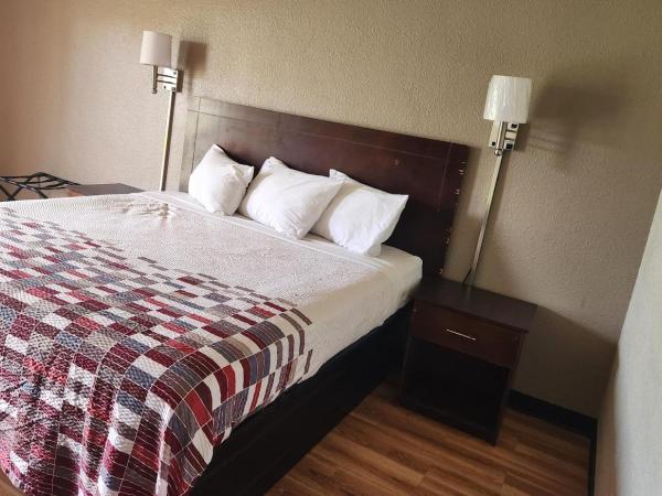 Red Roof Inn Memphis - Airport : photo 1 de la chambre chambre lit king-size supérieure - non-fumeurs