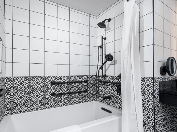 Silverton Casino Lodge - Newly Renovated : photo 3 de la chambre lodge 2 queens beds ada