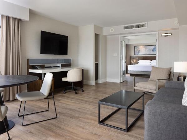 Delta Hotels by Marriott Victoria Ocean Pointe Resort : photo 2 de la chambre suite 1 chambre 1 lit king-size avec canapé-lit - vue sur eau