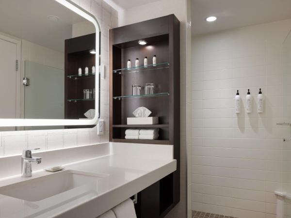 Delta Hotels by Marriott Victoria Ocean Pointe Resort : photo 5 de la chambre suite 1 chambre 1 lit king-size avec canapé-lit - vue sur eau