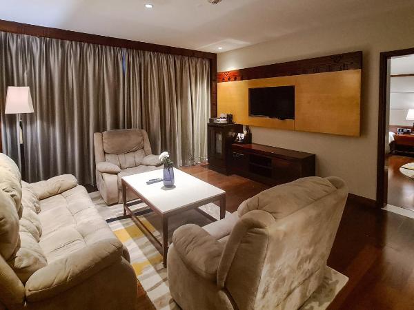 Crowne Plaza Kochi, an IHG Hotel : photo 7 de la chambre suite lit king-size club - accès au salon