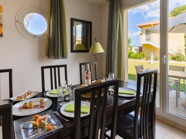 Lagrange Vacances Les Terrasses des Embiez : photo 6 de la chambre appartement 2 chambres avec alcôve (8 adultes) - en duplex