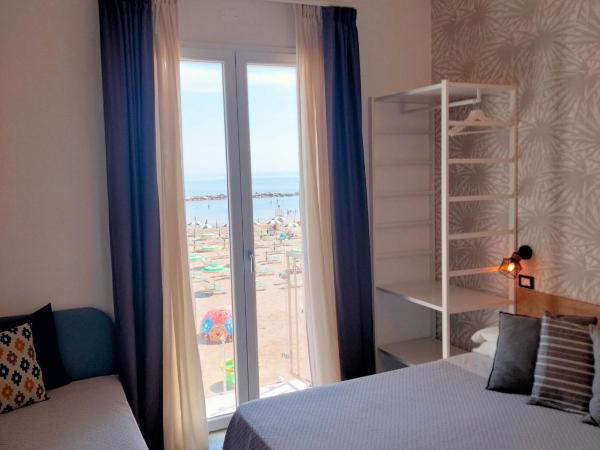 Albergo Aquila : photo 1 de la chambre chambre triple Économique - vue sur mer