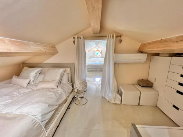 Villa La Source 83 - room close to St Tropez : photo 2 de la chambre chambre familiale avec salle de bains privative