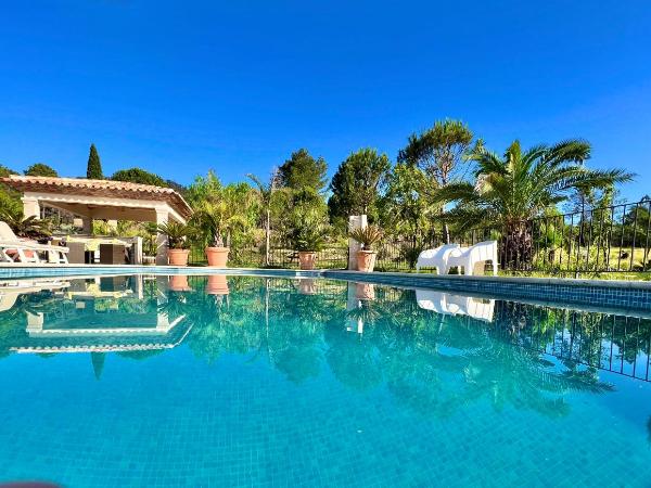 Villa La Source 83 - room close to St Tropez : photo 7 de la chambre chambre double - vue sur jardin