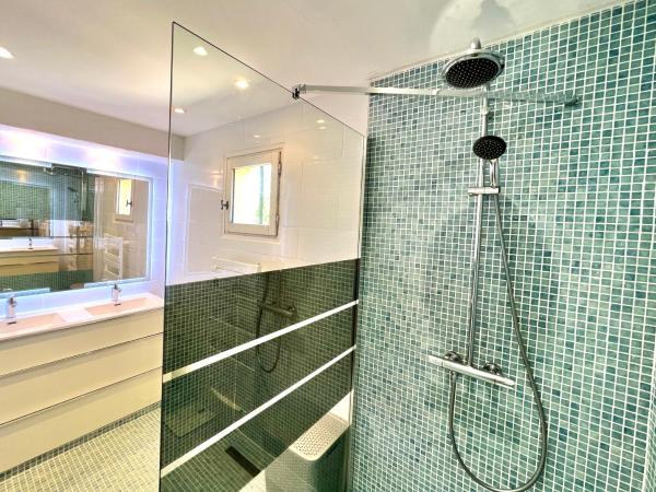 Villa La Source 83 - room close to St Tropez : photo 6 de la chambre chambre double - vue sur jardin