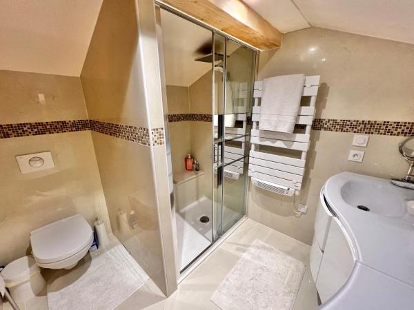 Villa La Source 83 - room close to St Tropez : photo 3 de la chambre chambre familiale avec salle de bains privative