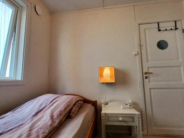 Tromso Coco Apartments in Center : photo 1 de la chambre chambre simple avec salle de bains commune