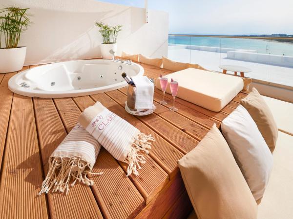 La Badira - Adult Only : photo 8 de la chambre suite avec bain à remous double sur terrasse avec vue sur mer