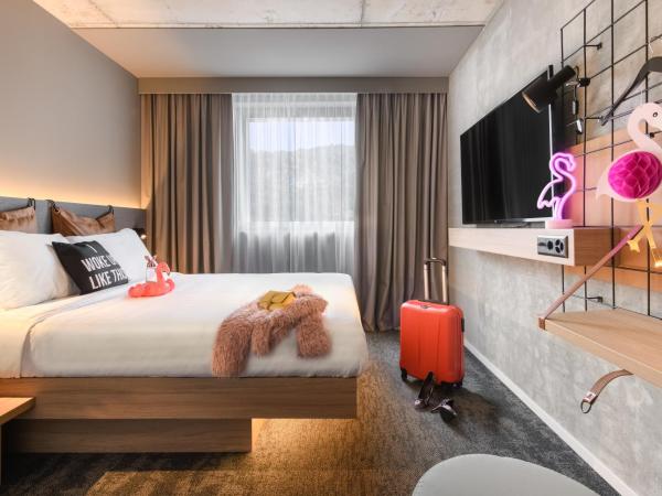 Moxy Sion : photo 1 de la chambre chambre lit queen-size standard moxy - vue sur cour