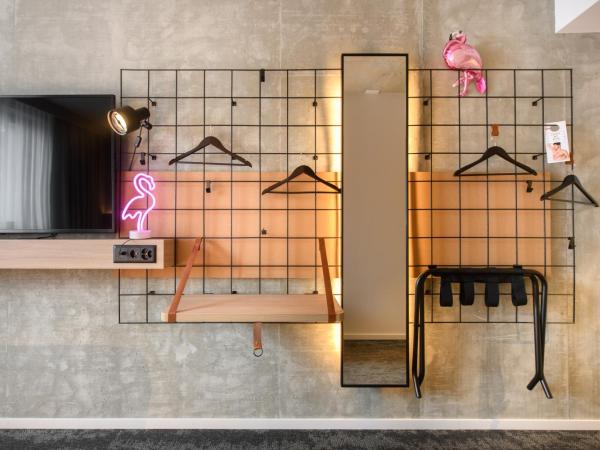 Moxy Sion : photo 2 de la chambre chambre lit queen-size standard moxy - vue sur cour