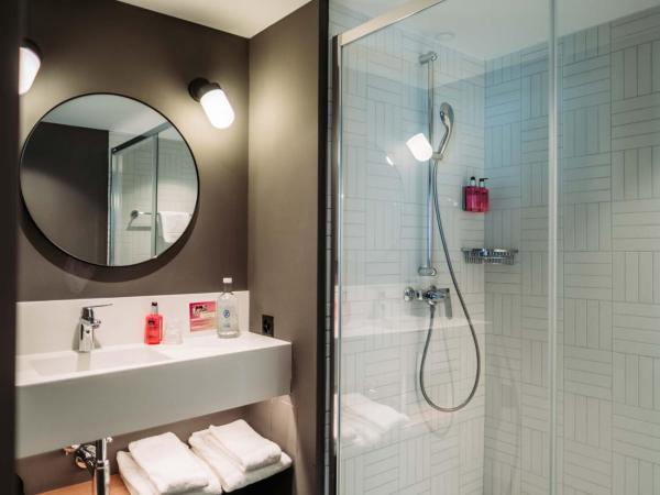 Moxy Sion : photo 3 de la chambre chambre lit queen-size standard moxy - vue sur cour