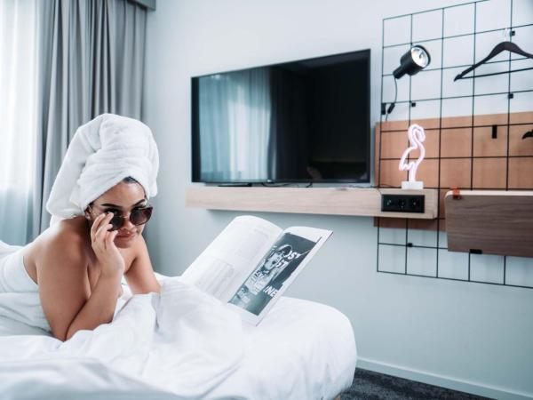 Moxy Sion : photo 1 de la chambre chambre moxy deluxe avec lit king-size 
