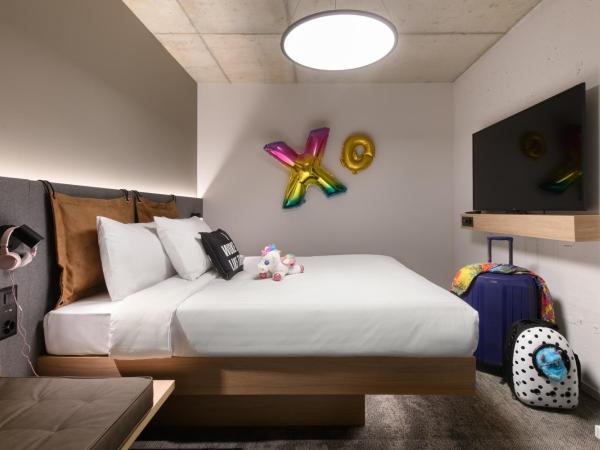 Moxy Sion : photo 1 de la chambre chambre familiale moxy avec 1 lit queen-size et canapé-lit