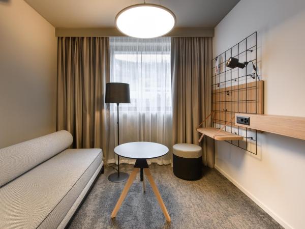 Moxy Sion : photo 2 de la chambre chambre familiale moxy avec 1 lit queen-size et canapé-lit