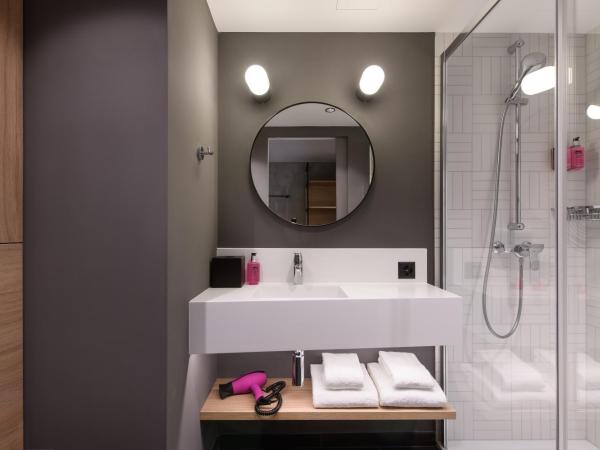 Moxy Sion : photo 4 de la chambre chambre familiale moxy avec 1 lit queen-size et canapé-lit