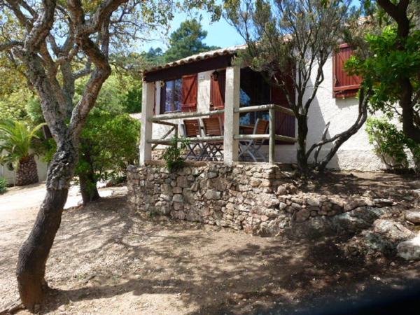 Bungalows Du Maquis : photo 1 de la chambre bungalow 2 chambres (4 adultes + 2 enfants)

