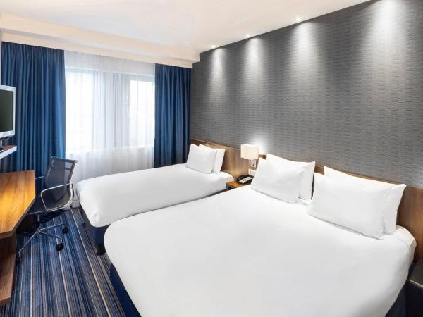 Holiday Inn Express Amsterdam - South, an IHG Hotel : photo 6 de la chambre chambre lit queen-size standard avec lit d’appoint simple - rez-de-chaussée