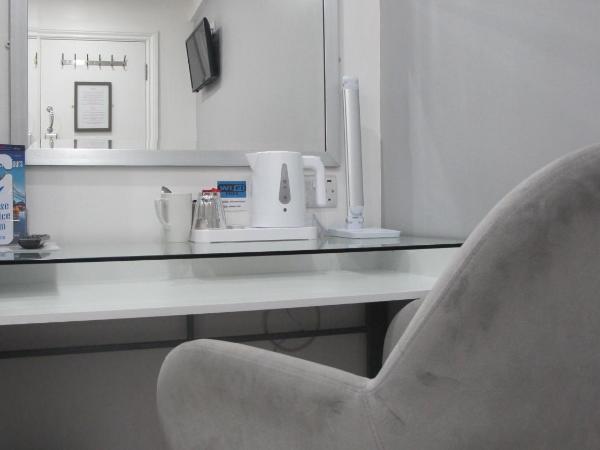 Alhambra Hotel : photo 3 de la chambre chambre simple avec salle de bains commune