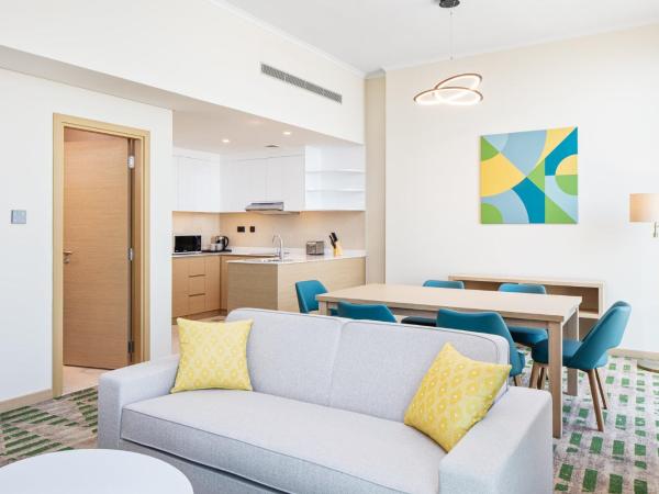 Holiday Inn & Suites - Dubai Science Park, an IHG Hotel : photo 10 de la chambre suite 1 chambre lit king-size avec canapé-lit - non-fumeurs