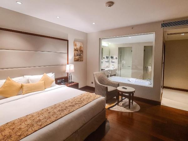 Crowne Plaza Kochi, an IHG Hotel : photo 6 de la chambre suite lit king-size club - accès au salon