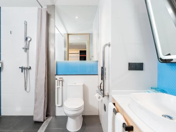 Holiday Inn Express Dalian Golden Pebble Beach, an IHG Hotel : photo 1 de la chambre double room with mobility accessible roll in shower