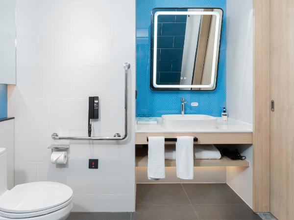 Holiday Inn Express Dalian Golden Pebble Beach, an IHG Hotel : photo 2 de la chambre double room with mobility accessible roll in shower