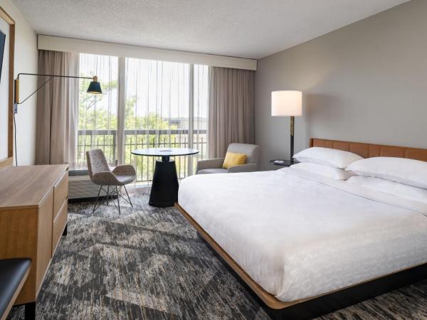 Sheraton Orlando North : photo 1 de la chambre chambre lit king-size traditionnelle avec douche accessible en fauteuil roulant - adaptée aux personnes à mobilité réduite