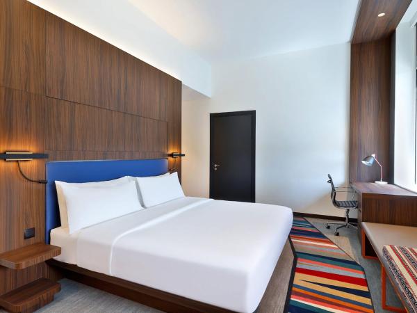 Aloft Al Mina, Dubai Jumeirah : photo 1 de la chambre chambre familiale avec 1 lit king et 2 lits simples - navette gratuite vers le dubaï mall/burj khalifa et l’aéroport international de dubaï (dxb)