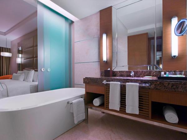 The Westin Chennai Velachery : photo 4 de la chambre deluxe king guest room pool view with bath tub