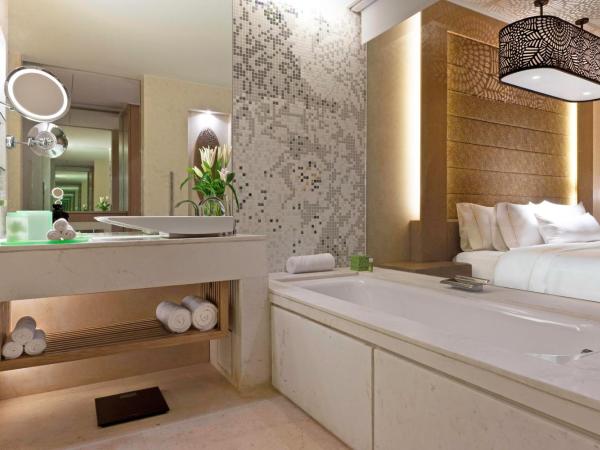 The Westin Gurgaon, New Delhi : photo 5 de la chambre chambre lit king-size de luxe - vue sur ville