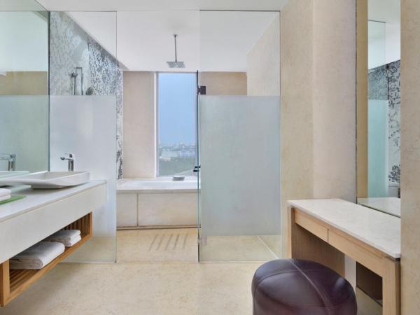 The Westin Gurgaon, New Delhi : photo 4 de la chambre studio lit king-size avec vue sur la piscine
