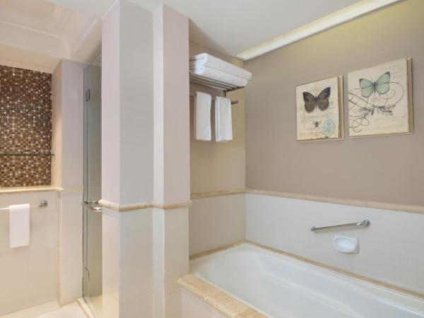 Sheraton Mustika Yogyakarta Resort and Spa : photo 3 de la chambre suite junior lit king-size - accès au salon club et balcon