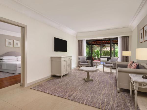 Sheraton Mustika Yogyakarta Resort and Spa : photo 1 de la chambre suite avec accès au lagon lit king-size - accès au salon club et balcon