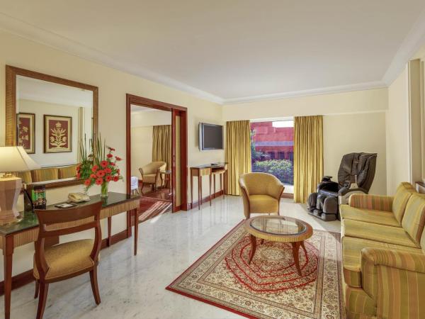 ITC Mughal, A Luxury Collection Resort & Spa, Agra : photo 2 de la chambre suite royale moghole avec accès salon
