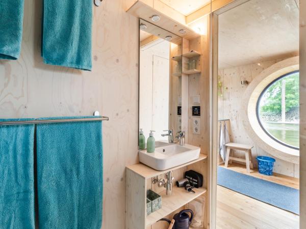 Hausboot AHOI hochwertiges Hausboote mit großer Terrasse und Kamin : photo 10 de la chambre mobile home