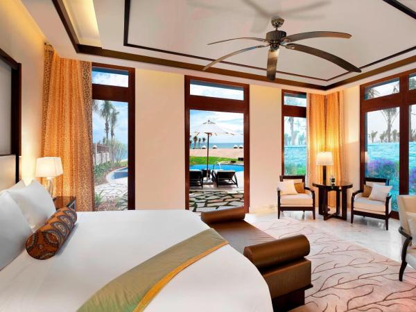 The St. Regis Sanya Yalong Bay Resort : photo 6 de la chambre seaside villa, 1 bedroom villa, king, seafront, pool access ( stay 2 nights or more: sanya airport pick up and drop off service once)